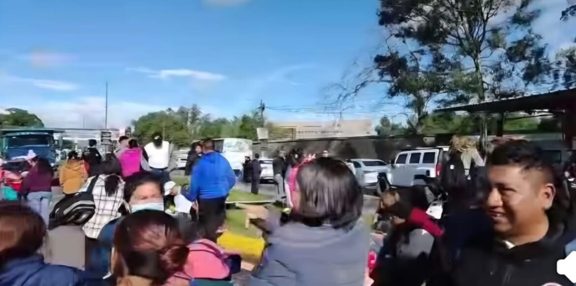 Pacientes renales bloquean la México–Puebla por retiro de hemodiálisis