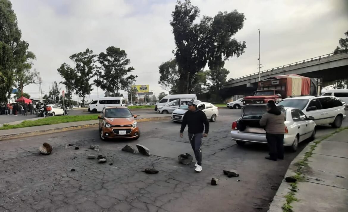 Comerciantes bloquean carretera en Chalco y exigen alto a extorsiones policiales