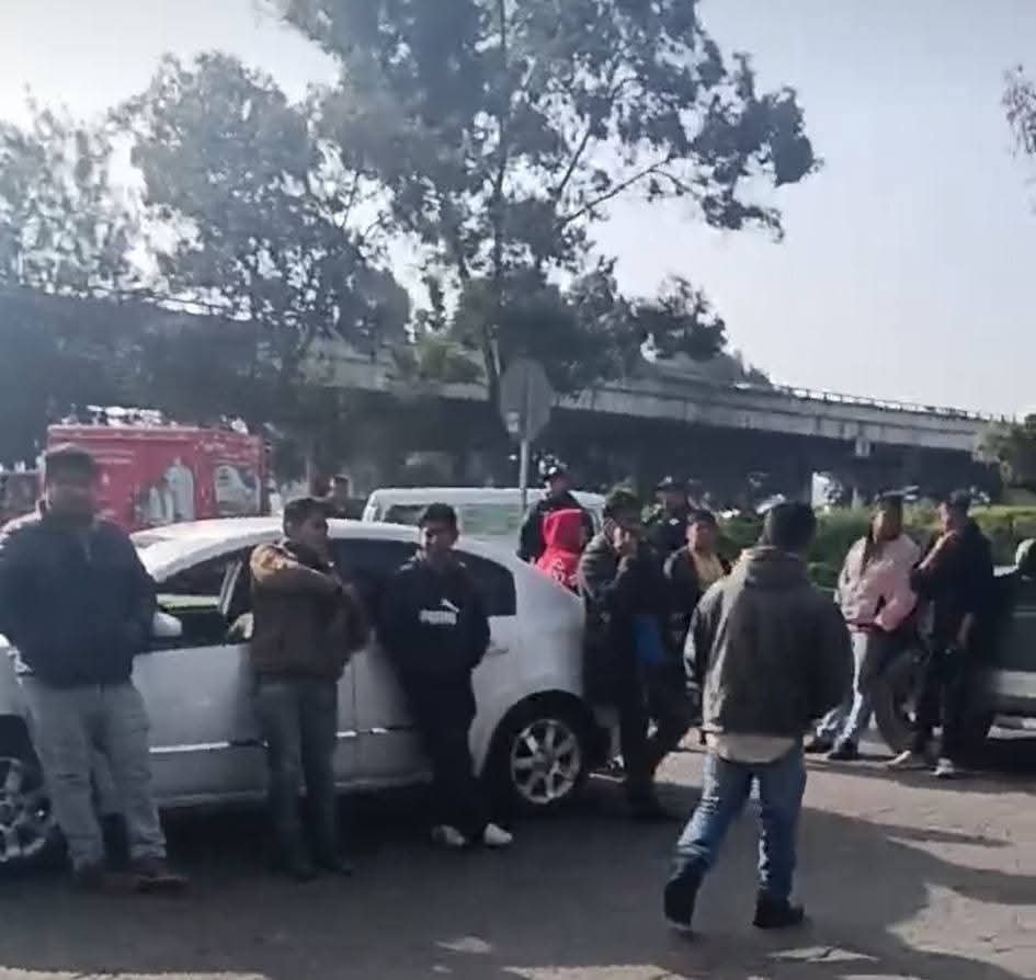 Comerciantes bloquean carretera en Chalco y exigen alto a extorsiones policiales