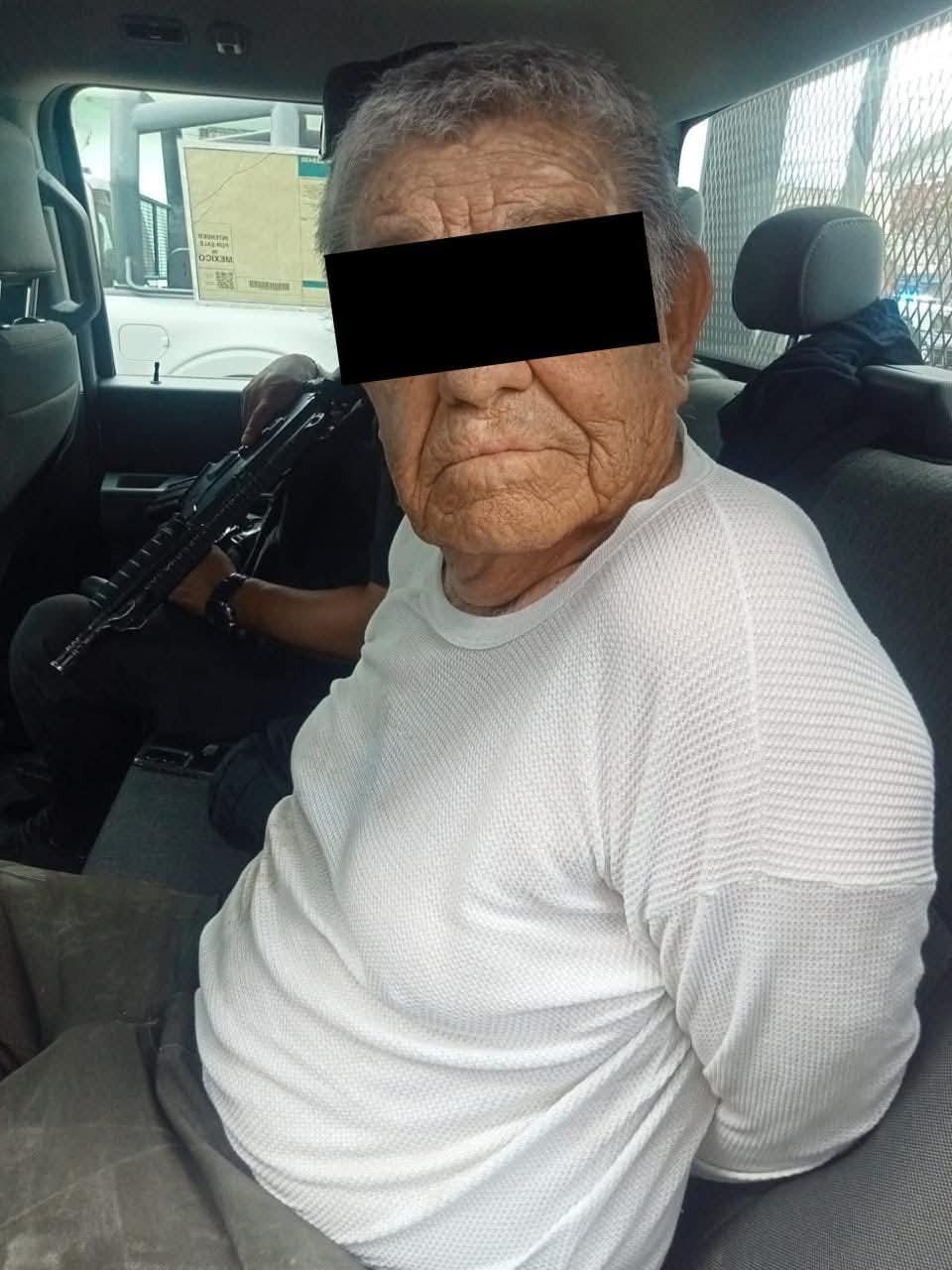 Hombre armado amenaza a mujeres desde su ventana en Ecatepec