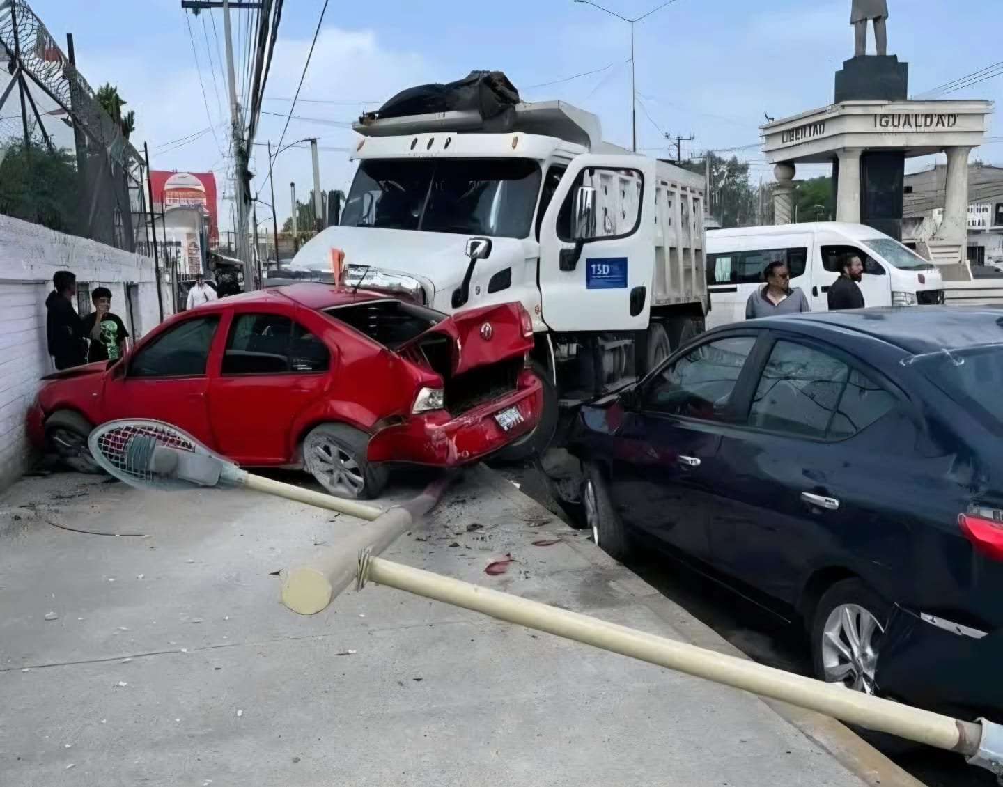 Camión de volteo sin frenos choca contra auto en la México-Texcoco