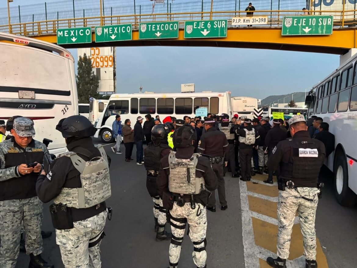 Transportistas bloquean la autopista México-Puebla por ola de asaltos