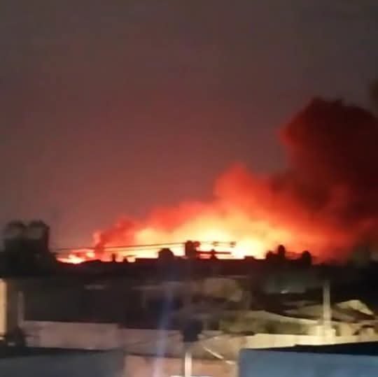 Arde tiradero en Nezahualcóyotl
