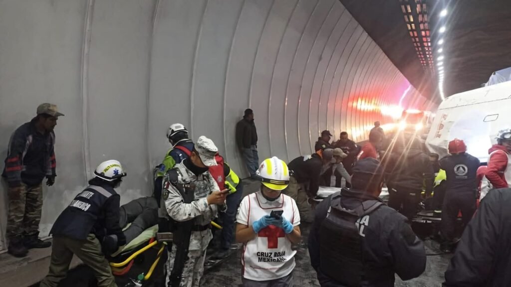 Rescatan a persona prensada tras volcadura en la autopista Toluca-Naucalpan