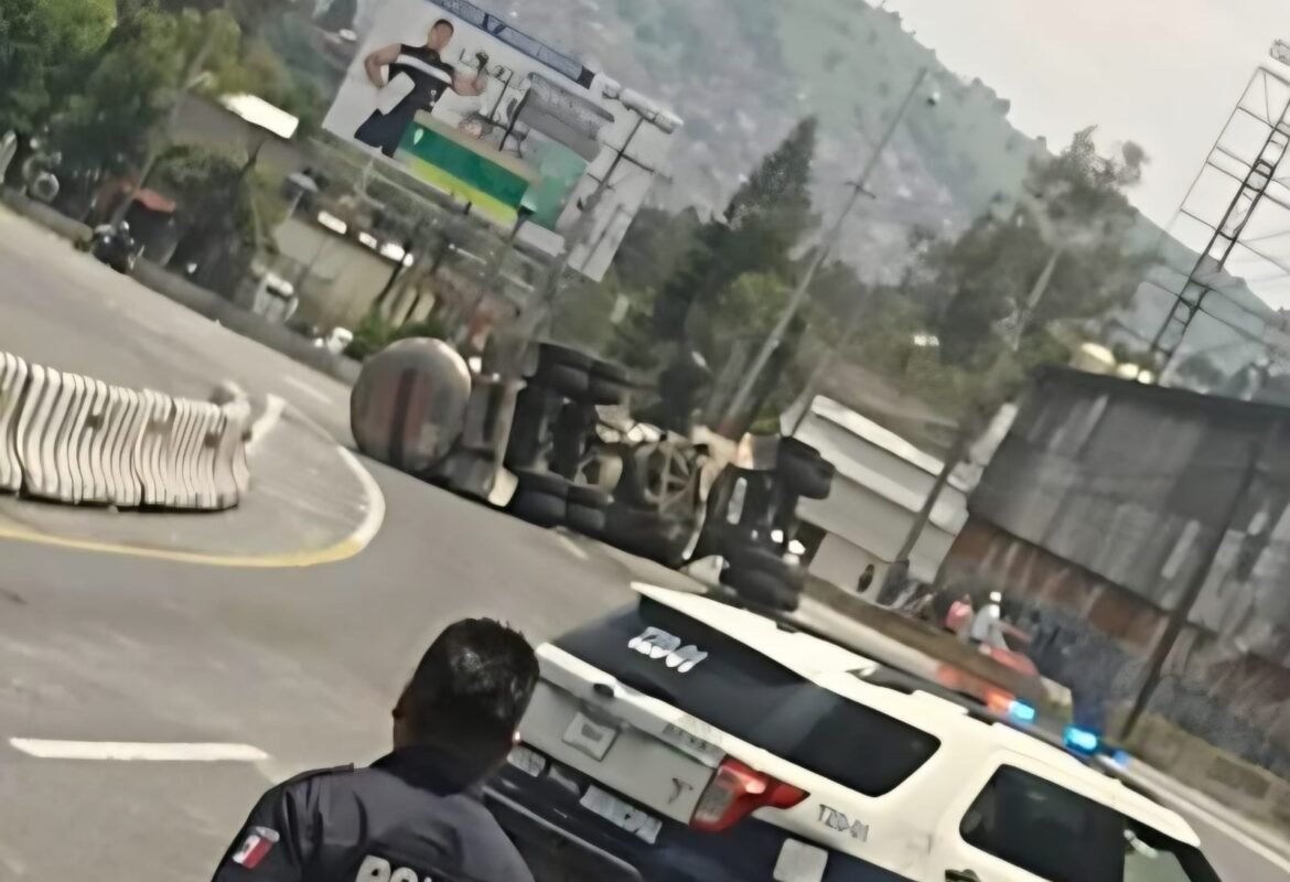 Cierre total de la autopista México-Pachuca por volcadura de pipa