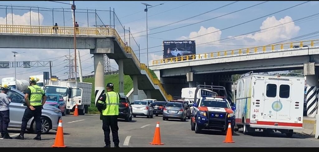 Apoyan bomberos de Ecatepec volcadura de pipa con 64 mil litros de gasolina