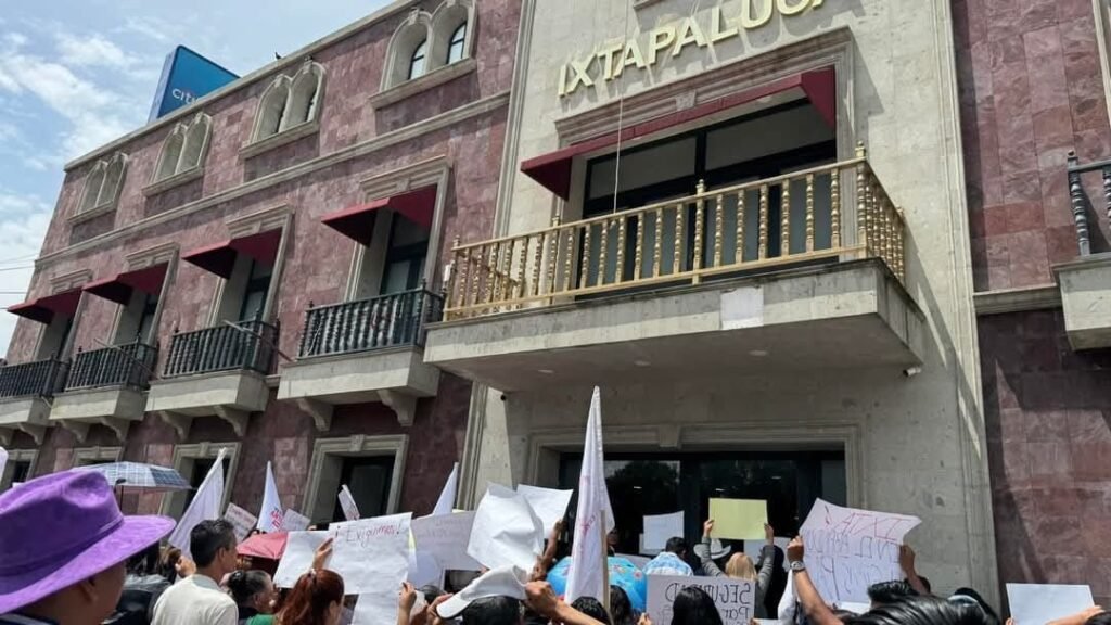 Vecinos de Ixtapaluca exigen seguridad tras asesinato de tamalera en El Tejolote
