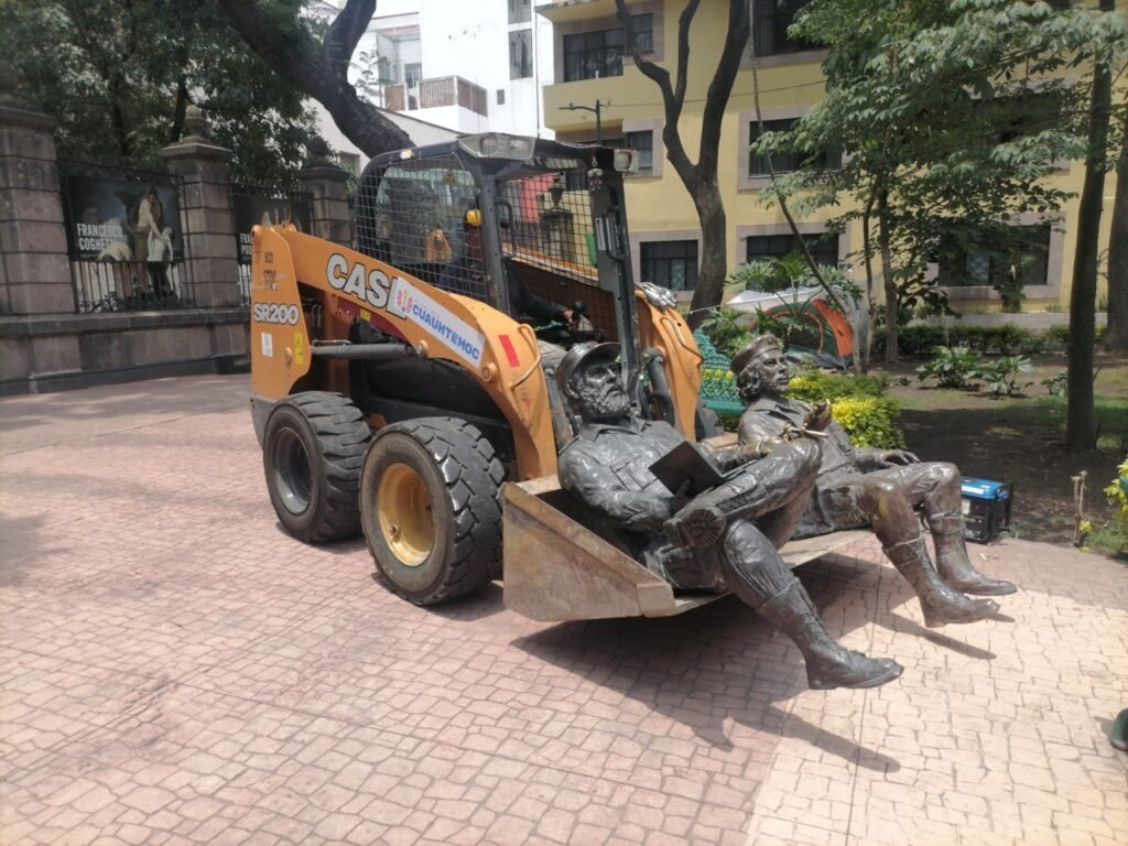 Retira alcaldía Cuauhtémoc escultura "Monumento Encuentro" del Jardín Tabacalera ante irregularidades en su instalación