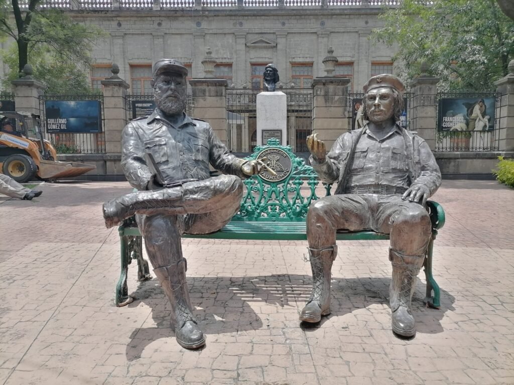 Retira alcaldía Cuauhtémoc escultura "Monumento Encuentro" del Jardín Tabacalera ante irregularidades en su instalación
