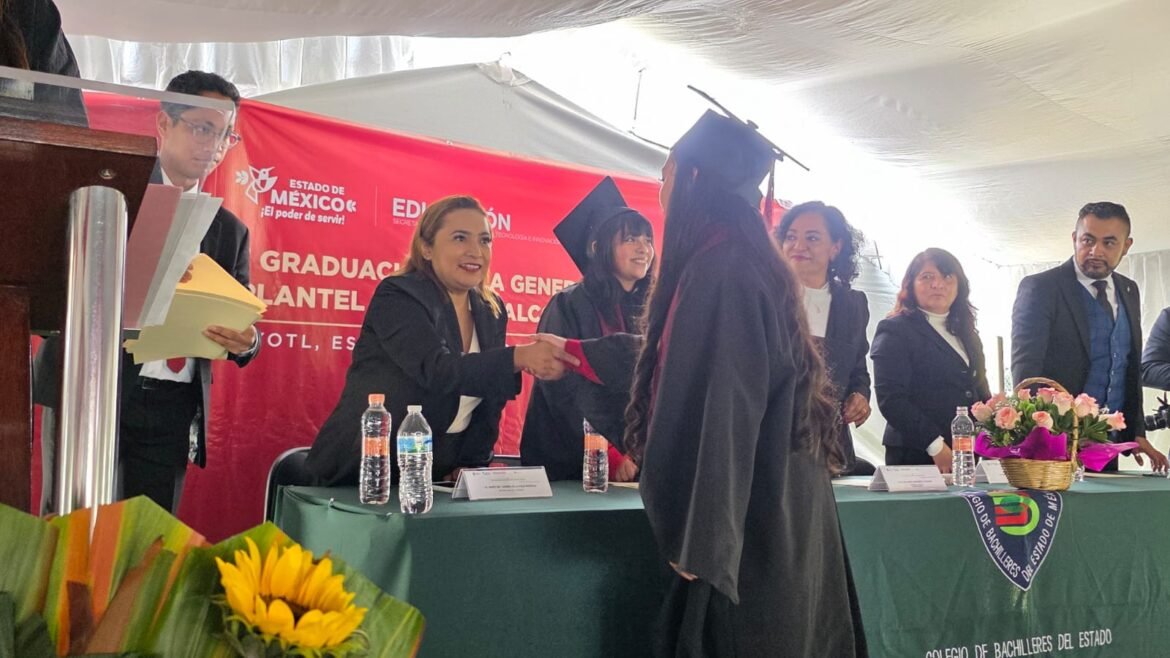 Carmen de la Rosa celebra logros educativos de egresados y llama a construir un mejor futuro desde las aulas