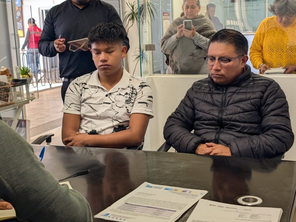 Con puertas cerradas reciben a ciudadanos de Chalco