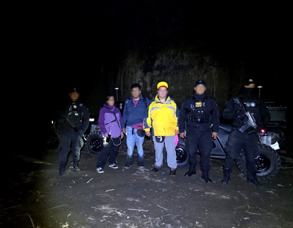 Policías de Alta Montaña rescatan a tres senderistas extraviados en el Iztaccíhuatl