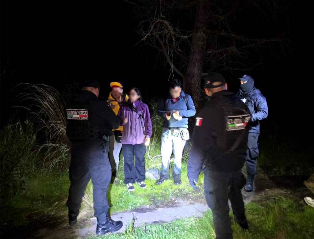 Policías de Alta Montaña rescatan a tres senderistas extraviados en el Iztaccíhuatl
