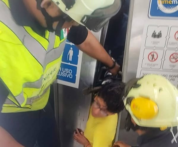 Rescatan a dos mujeres atrapadas en elevador del Metro en Ecatepec