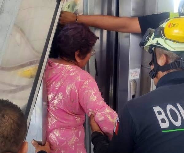 Rescatan a dos mujeres atrapadas en elevador del Metro en Ecatepec