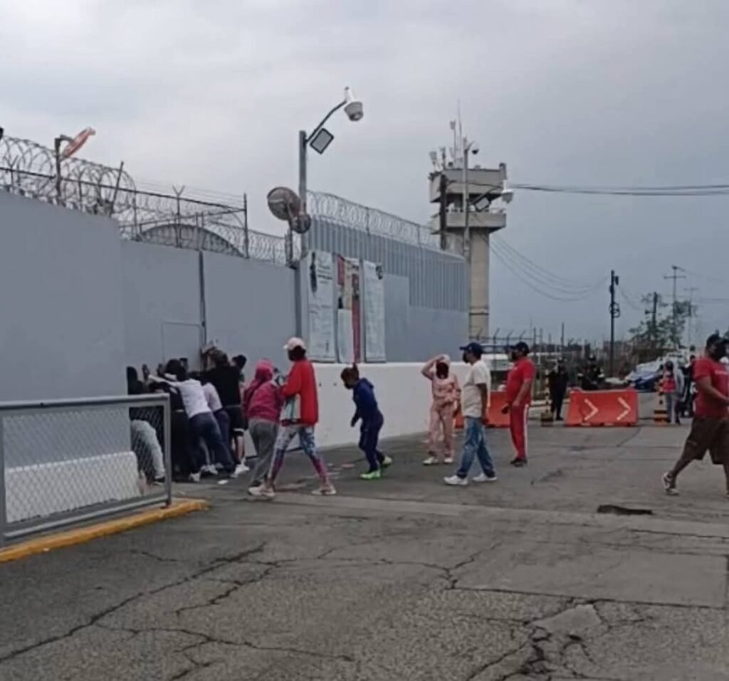 Bloquean carretera Chalco–Mixquic por presunto motín en penal de Huitzilzingo