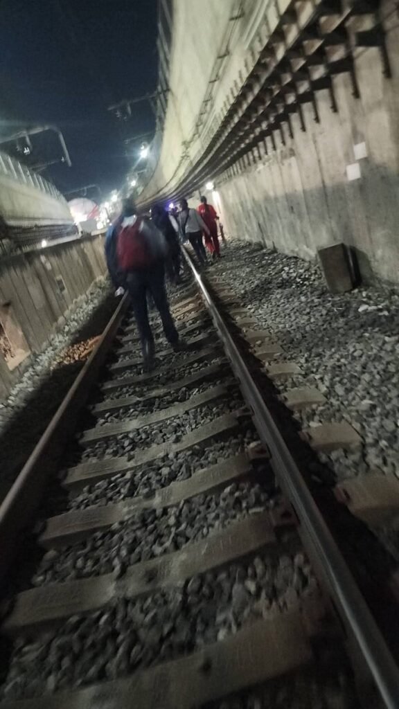Cae catenaria en la Línea A y colapsa el servicio entre Santa Martha y La Paz