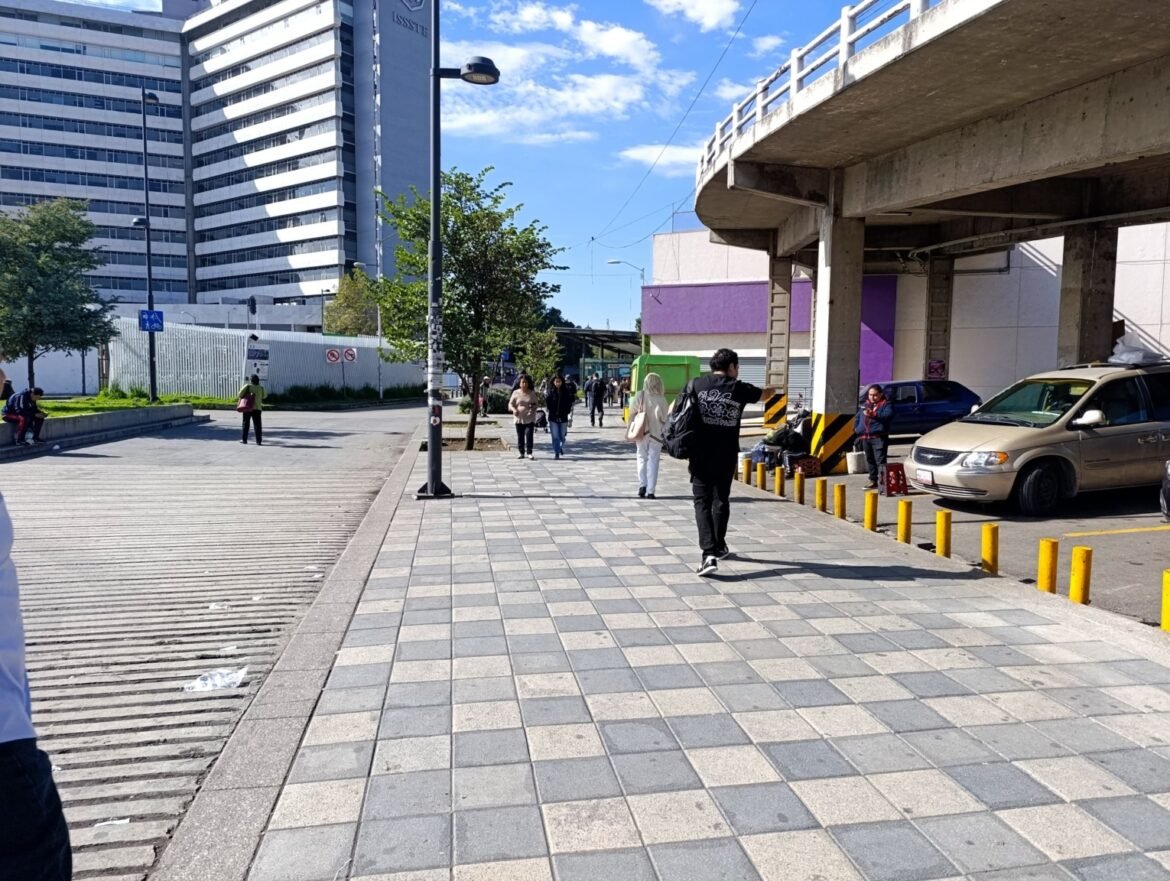Zona de Metro Buenavista, calle Jesús García amanece libre de comercio irregular, tras operativo encabezado por Ale Rojo de la Vega