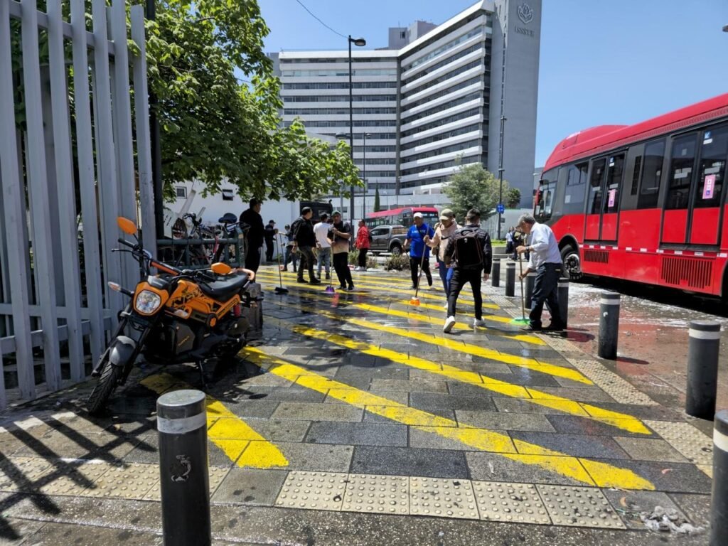 Zona de Metro Buenavista, calle Jesús García amanece libre de comercio irregular, tras operativo encabezado por Ale Rojo de la Vega