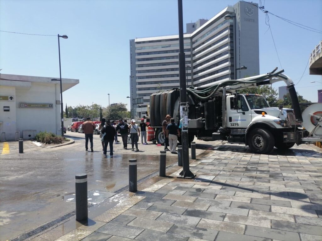 Zona de Metro Buenavista, calle Jesús García amanece libre de comercio irregular, tras operativo encabezado por Ale Rojo de la Vega