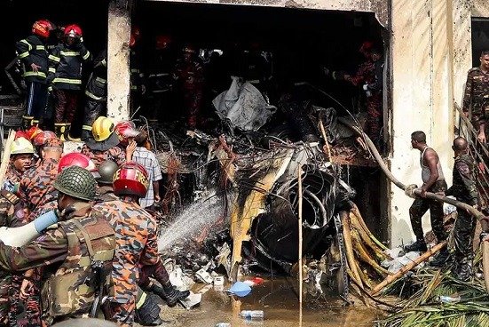 Avión militar se estrella en escuela de Bangladesh