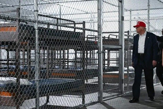 Trump inaugura prisión migratoria rodeada de caimanes