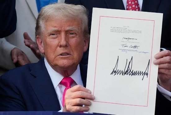 Trump firma ley de recortes fiscales por 4.5 billones de dólares