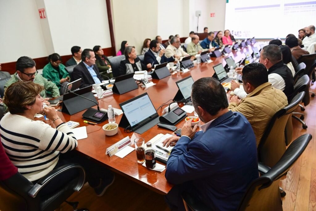Gobernadora Delfina Gómez y Zoé Robledo, director del IMSS revisan creación de nuevos hospitales y unidades médicas