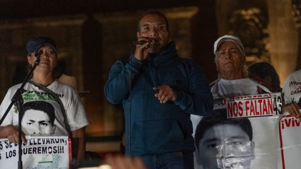 Renuncia Vidulfo Rosales como abogado de los familiares de los 43 normalistas de Ayotzinapa