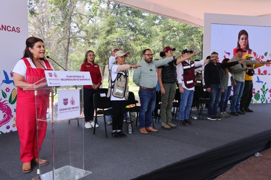Presentan histórico plan para limpiar y sanear 26 barrancas