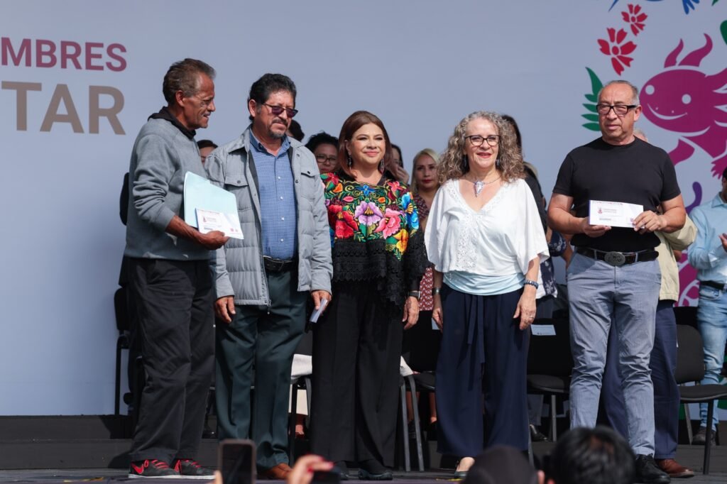 Realiza Clara Brugada última entrega del programa Hombres Bienestar