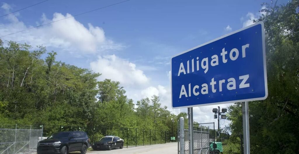 Ordena jueza estadounidense cierre del centro de detención Alligator Alcatraz
