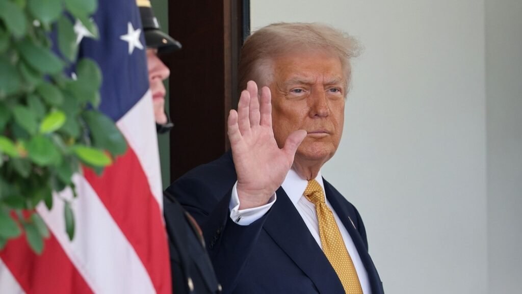 Amenaza Trump con aumentar aranceles a India por comprar petróleo ruso
