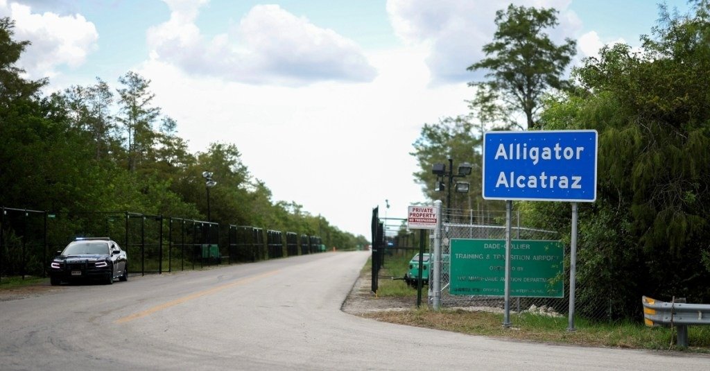 Trasladan migrantes de Alligator Alcatraz a otros centros de detención en EU