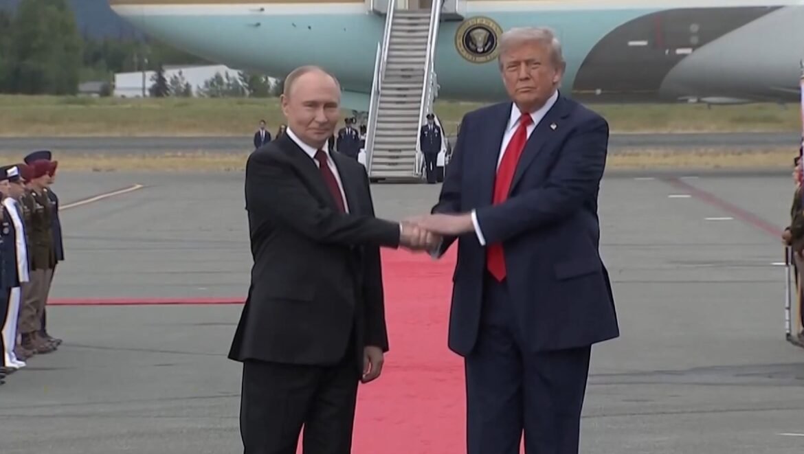 Llegan Trump y Putin a Alaska para negociar cese al fuego en Ucrania