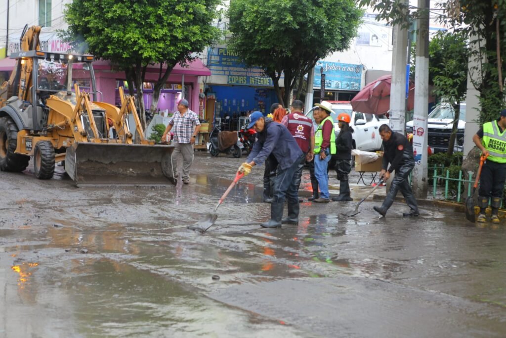 Trabajadores restauran vialidades tras tromba en Ecatepec