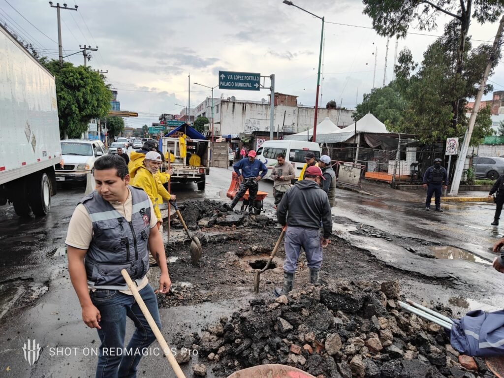 Trabajadores restauran vialidades tras tromba en Ecatepec