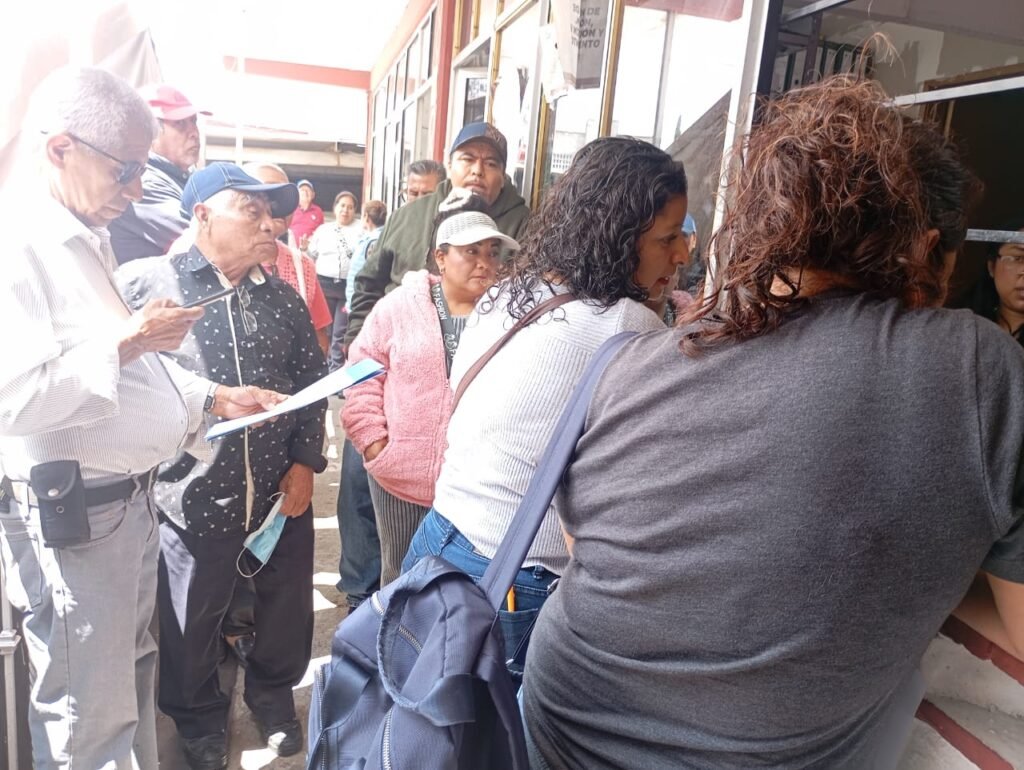 Vecinos de Acuitlapilco exigen limpieza urgente de la red de drenaje