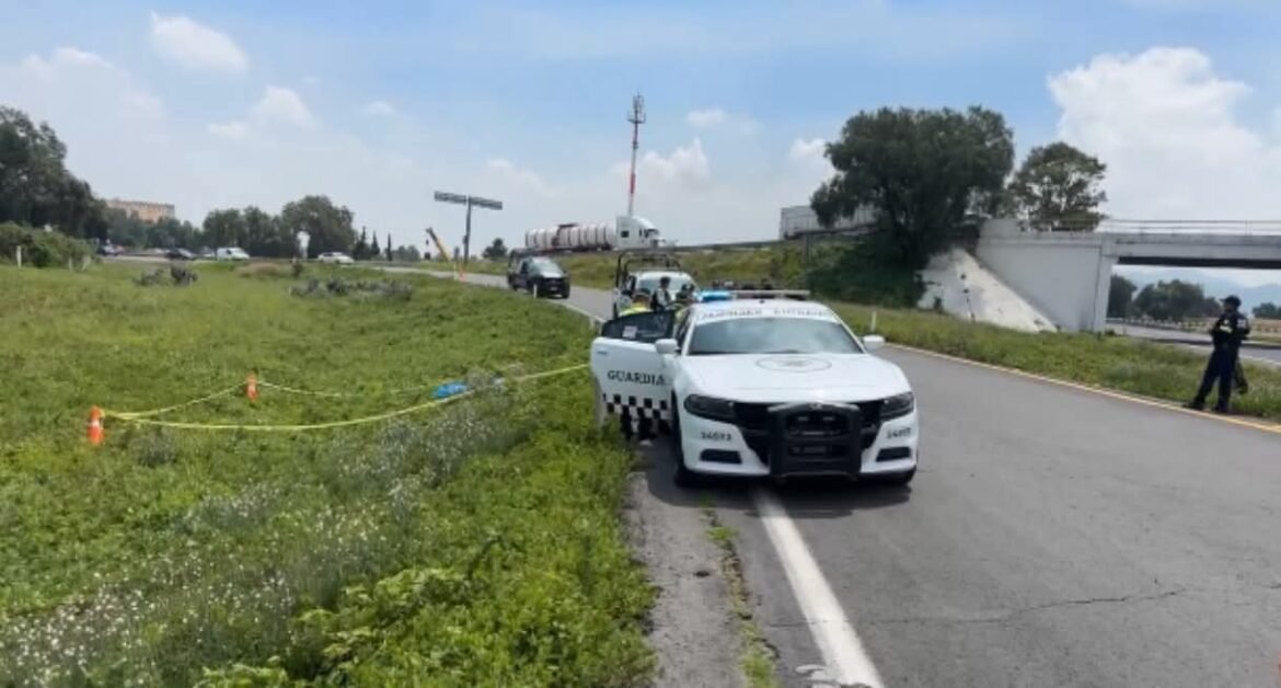 Hallan cuerpo embolsado a un costado de la autopista México-Pirámides en Acolman