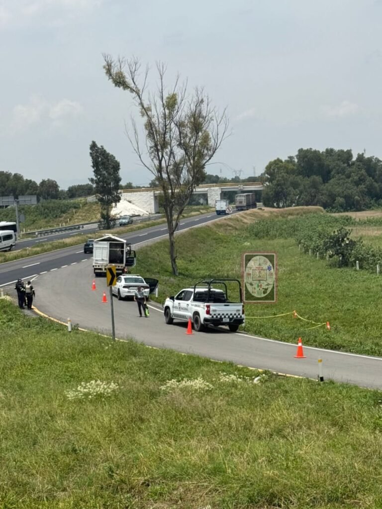 Hallan cuerpo embolsado a un costado de la autopista México-Pirámides en Acolman