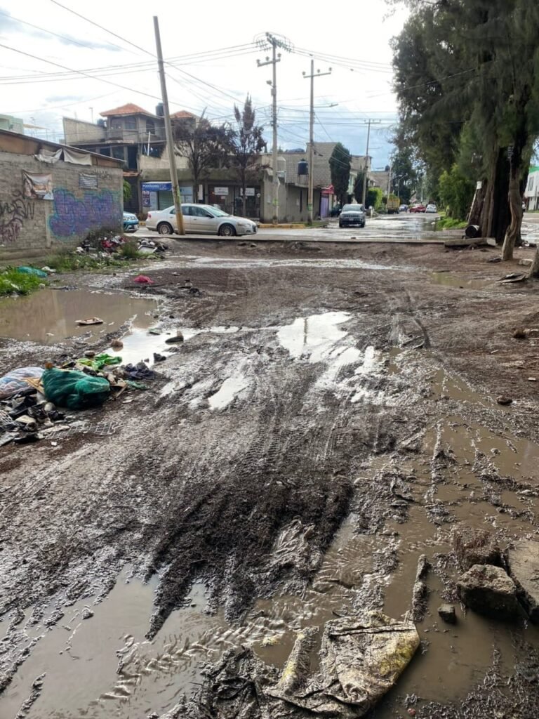 La gente de La Laguna de Chiconautla vive entre la basura y grandes charcos de agua