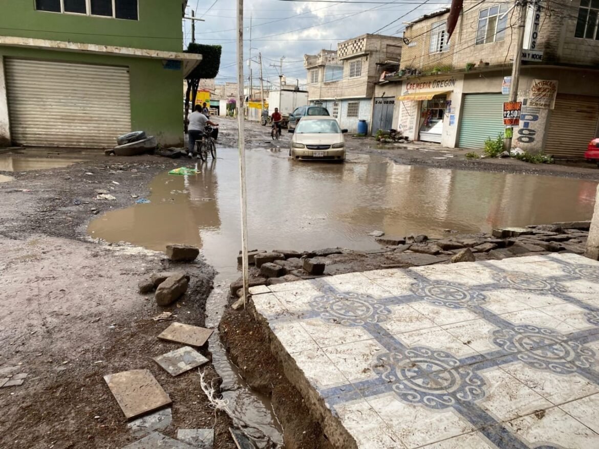 La gente de La Laguna de Chiconautla vive entre la basura y grandes charcos de agua