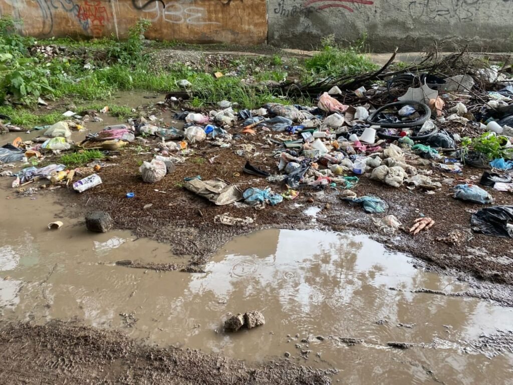 La gente de La Laguna de Chiconautla vive entre la basura y grandes charcos de agua