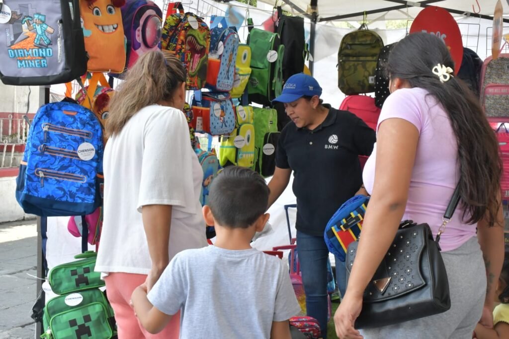 Entre los artículos que estarán disponibles se encuentran útiles escolares, mochilas, loncheras, ropa interior, camisas blancas, calcetas, tenis, equipos de cómputo, escritorios, sillas, pupitres y lentes.