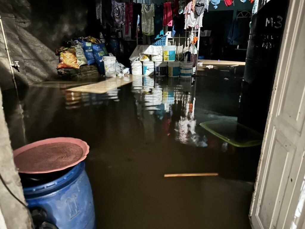 Vecinos se solidarizan con familias afectadas por lluvias ante omisión del gobierno local 