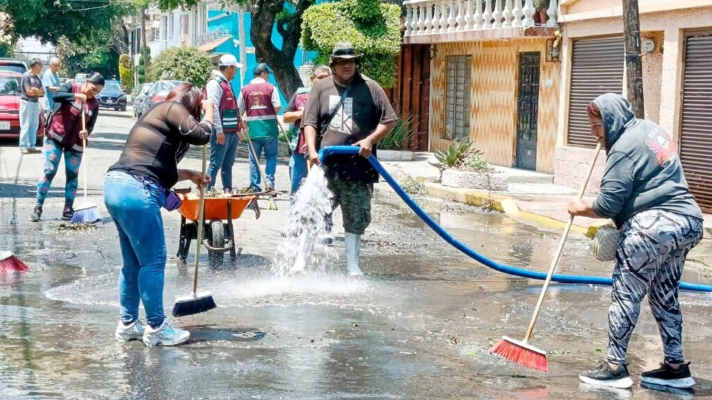 Más de mil 200 servidores públicos atienden zonas afectadas por lluvias en Nezahualcóyotl