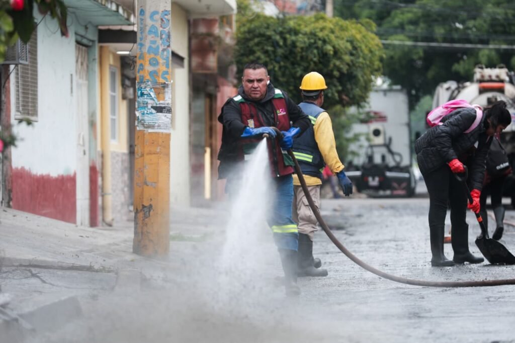 Más de mil 200 servidores públicos atienden zonas afectadas por lluvias en Nezahualcóyotl