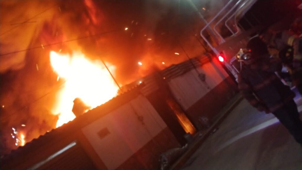 Bomberos controlan incendio en bodega de solventes en Ecatepec