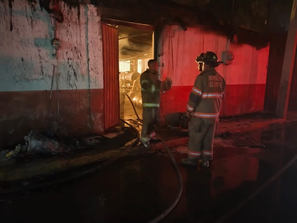 Bomberos controlan incendio en bodega de solventes en Ecatepec