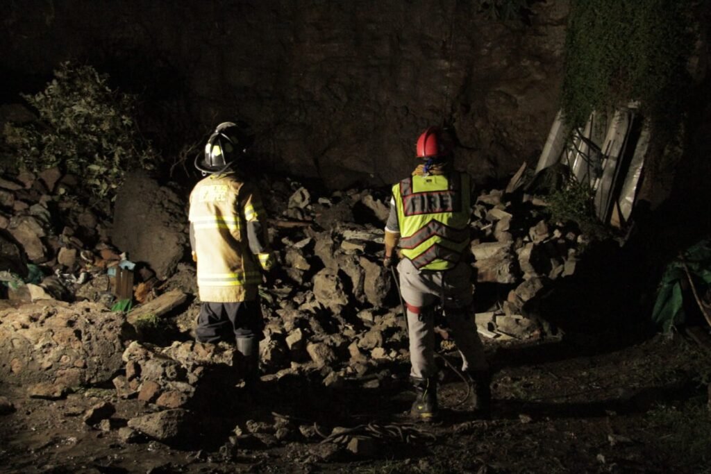 Cae barda en Almárcigo Norte y provoca deslave sobre vehículo
